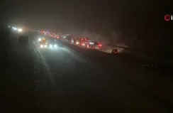 TEM Otoyolu’nda 3 TIR yolu trafiğe kapattı