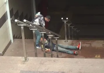Taksim’de güpegündüz gasp dehşeti kamerada