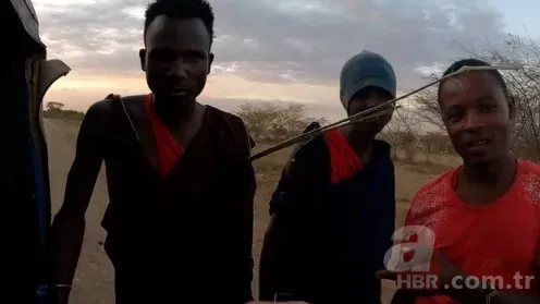 YouTuber Nurgül Türk'e Afrika’da kabileden taciz! "Kaç kız kaç!" 1