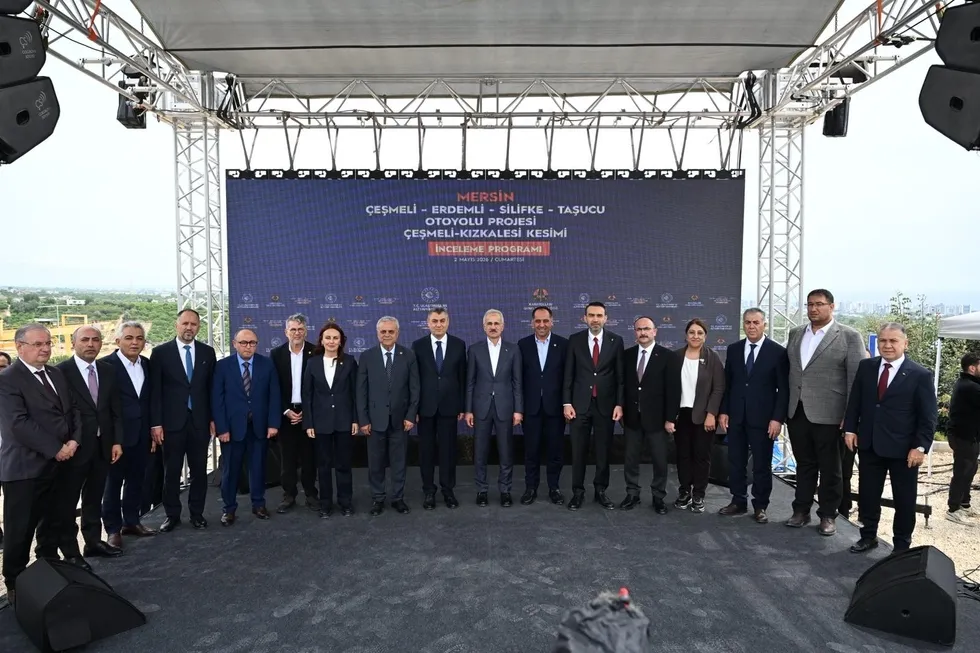 25-saatlik-yol-18-dakikaya-dusecek-turkiyede-en-hizli-bitirdigimiz-otoyol-olacak-1777729654352.jpeg Projeler tüm hızıyla devam ediyor.