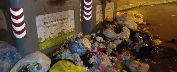 İzmir çöpten geçilmiyor! Çiğli’de çöpler konteynerlerden sokağa taştı