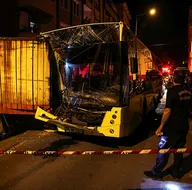 İstanbulda İETT dehşeti! Gece yarısı tam 17 arabaya birden çarparak durabildi! Şoför kayıplarda...