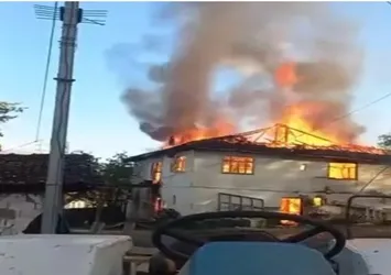 Zonguldak'ta 2 katlı bina çıkan yangında kullanılamaz hale geldi