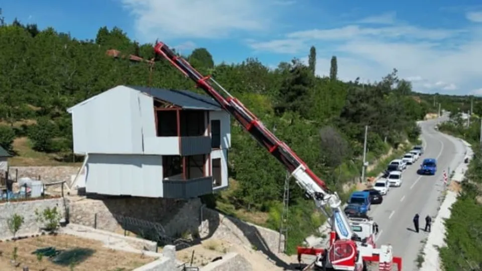 Evi yıkımdan vinçle kurtaran kişi konuştu