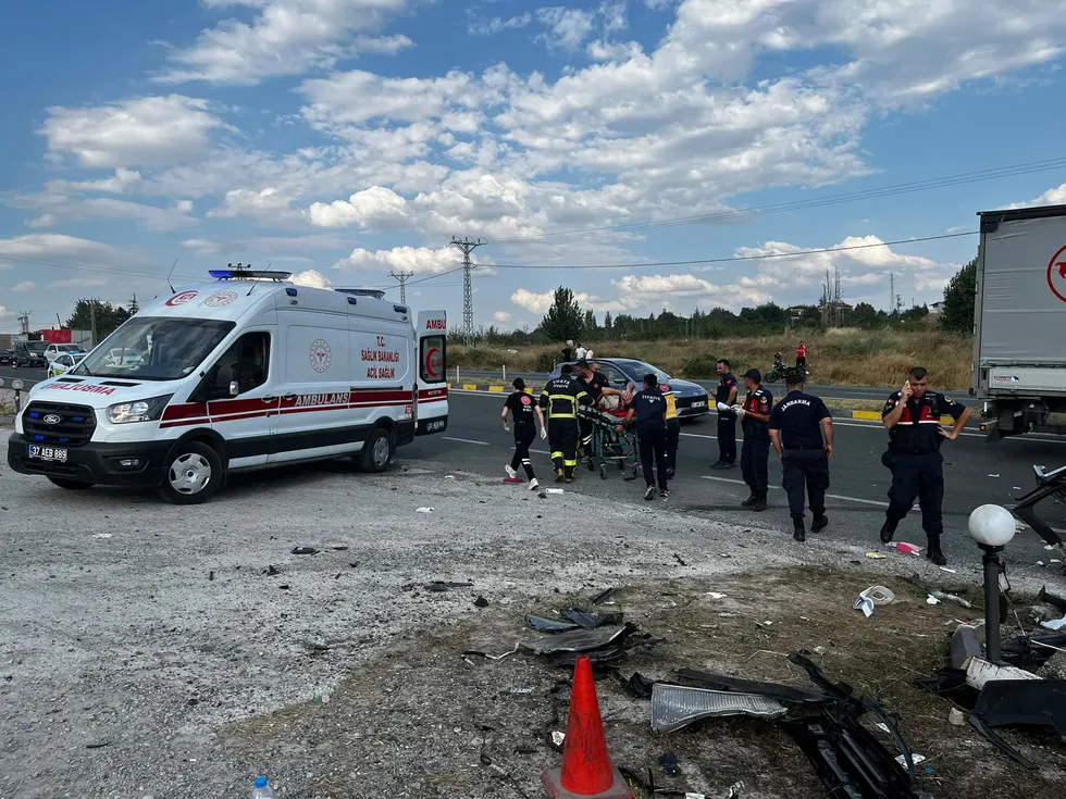 Tosya D100 kara yolunda feci kaza! Su kanalına çarparak metrelerce sürüklenen otomobilde 2 kişi öldü, 4 kişi yaralandı - 3