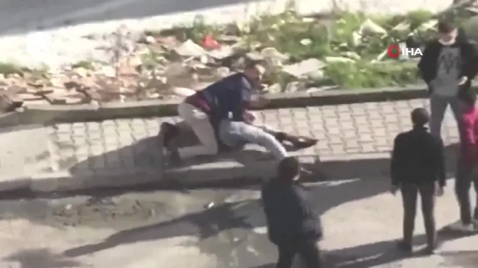 Kimse anlam veremedi! Kavga ederken saniyeler sonra olanlar herkesi şaşırttı