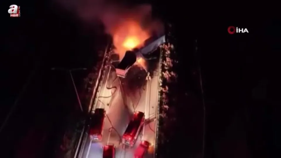 Kaza yapan tırlar alev aldı