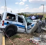 Uşakta polis aracı beton direğe çarptı: 1 şehit