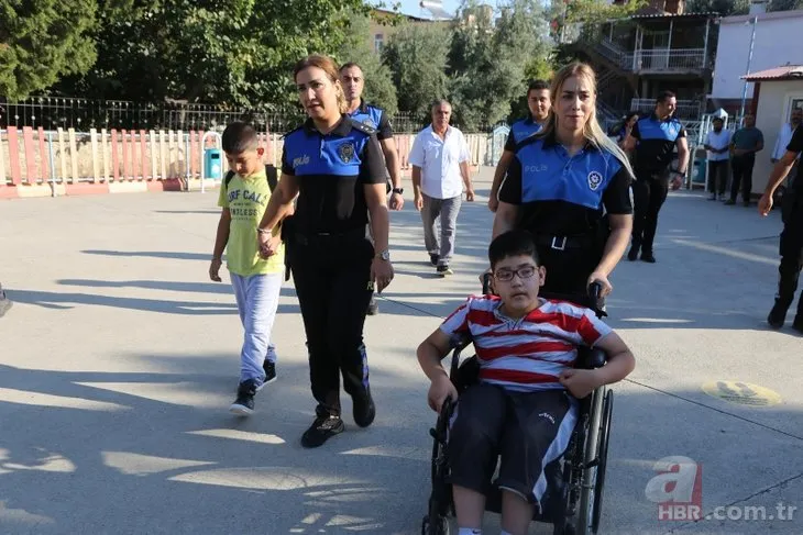 Adana’da ailesi kazada ölen kardeşleri okula polis götürdü! Çocuğun sözleri boğazları düğümledi: Anne ve babalarıyla gelen arkadaşlarımı görünce...