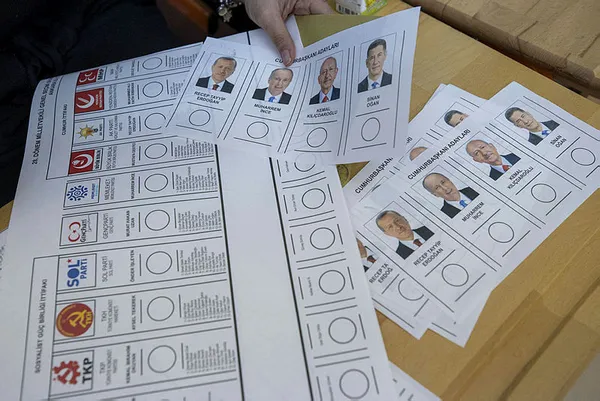 siirtte-ornek-oy-pusulasiyla-secmenleri-hdpye-yonlendiren-5-kisi-gozaltina-alindi-1684073216340.jpg Siirt'te millet iradesine müdahale: Örnek oy pusulasıyla seçmenleri HDP'ye yönlendiren 5 kişi gözaltına alındı - 1