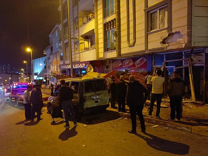 esenyurtta-feci-kaza-11-araca-carpti-is-yerine-daldi-1713817595737.jpeg Esenyurt'ta feci kaza! 11 araca çarptı: İş yerine daldı - 4