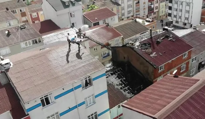 son-dakika-istanbul-arnavutkoydeki-bir-binada-yangin-cikti-1655485146244.jpg Son dakika: İstanbul Arnavutköy'deki bir binada yangın çıktı - 2