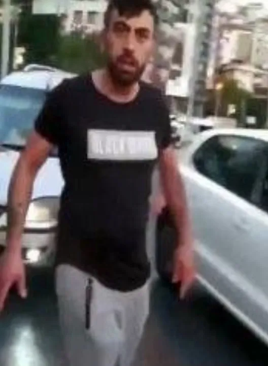 trafikte-kadin-dis-hekiminin-arabasinin-uzerine-cikip-kabusu-yasatti-savci-zanlilarin-hapsini-istedi-1643626205817.jpg Trafikte kadın diş hekiminin arabasının üzerine çıkıp kabusu yaşattı! Savcı zanlıların hapsini istedi - 3