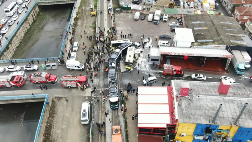 Alibeyköy'de tüyler ürperten kaza! Tramvay ve İETT otobüsü ortalığı savaş alanına çevirdi