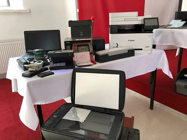 İstanbul'da sahte belge operasyonu! Portakal sıkacağından şaşkına çeviren düzenek - 1