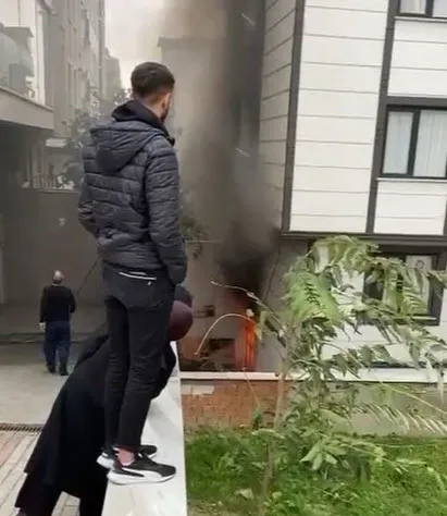 beylikduzunde-korkutan-yangin-itfaiye-ekipleri-zamanla-yaristi-1701177055332.jpg Beylikdüzü'nde korkutan yangın! İtfaiye ekipleri zamanla yarıştı - 2