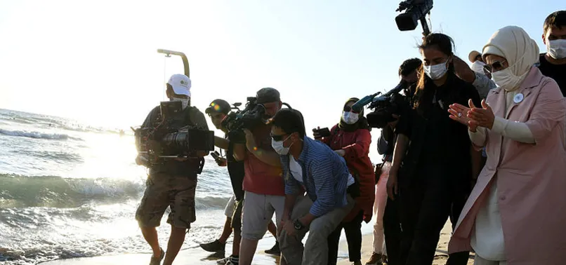 Emine Erdoğan ve Bakan Murat Kurum kaplumbağaları denize uğurladı