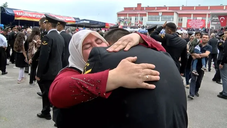 Binlerce asker arasında gözyaşlarıyla oğlunu aradı - 2