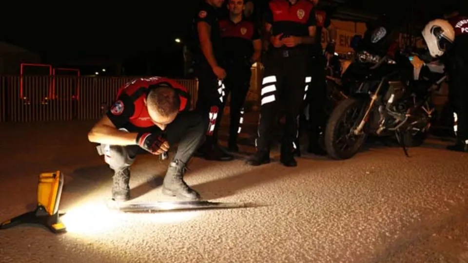 Polisten kaçarken yol kenarına attılar