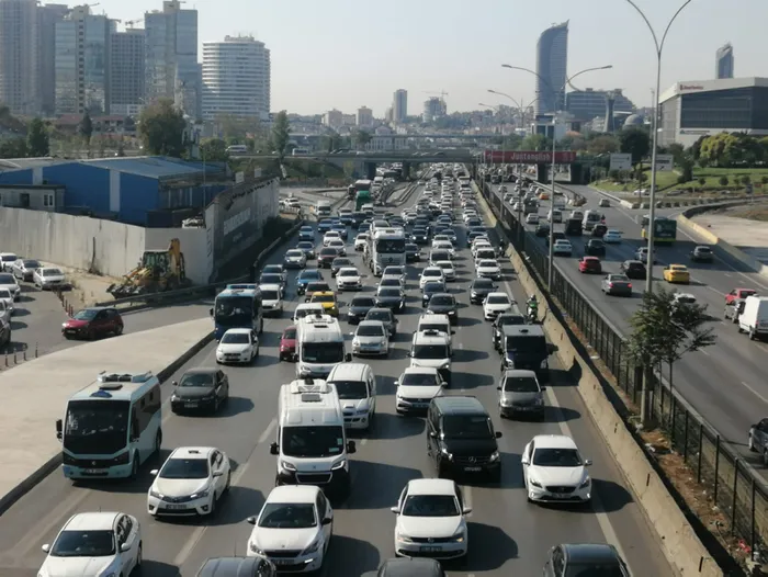 Son dakika: İstanbul’da hafta sonu öncesi trafik yoğunluğu havadan görüntülendi - 4