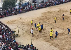 Gazze’de savaşın yıktığı sahaların yerini çadırlar aldı: Yerinden edilen futbolcular dostluk maçı yaptı