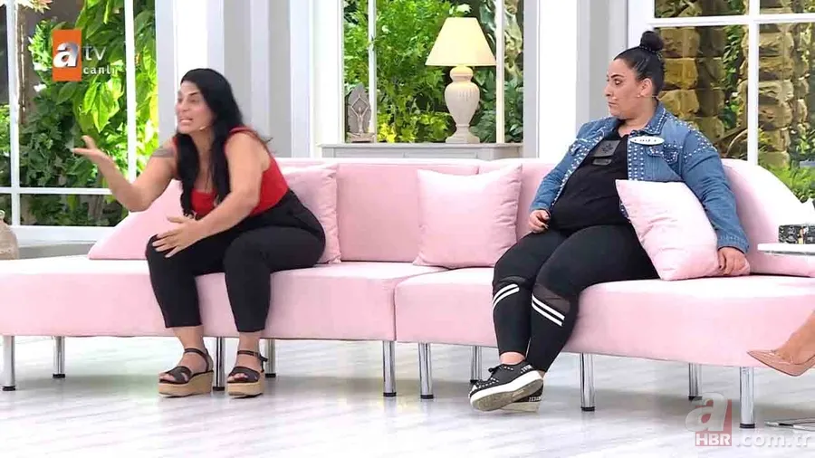 2 kadın 1 adam büyük yüzleşme! Esra Erol'da stüdyo karıştı: Taraflar birbirinin üzerine yürüdü 8