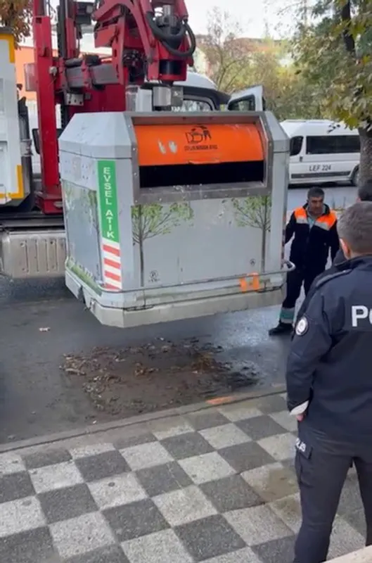 kadikoyde-ilginc-anlar-cop-konteynerine-saklandi-2-gun-sonra-vincle-cikarildi-1699093656251.jpg Kadıköy'de ilginç anlar! Çöp konteynerine saklandı: 2 gün sonra vinçle çıkarıldı - 1