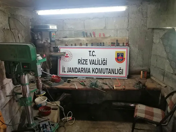 rizede-kacak-silah-atolyesine-operasyon-2-kisi-gozaltina-alindi-1656421559936.jpg Rize'de kaçak silah atölyesine operasyon: 2 kişi gözaltına alındı - 1