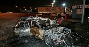 Yanan otomobili bırakıp kaçtı!