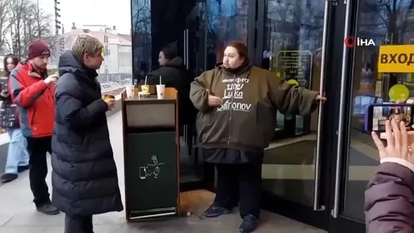 1647228492579.jpeg Ünlü Rus ressamın oğlu piyanist Luka Zatravkin'den görülmemiş eylem! Kendini Mc Donald’s'ın kapısına kelepçeledi - 3