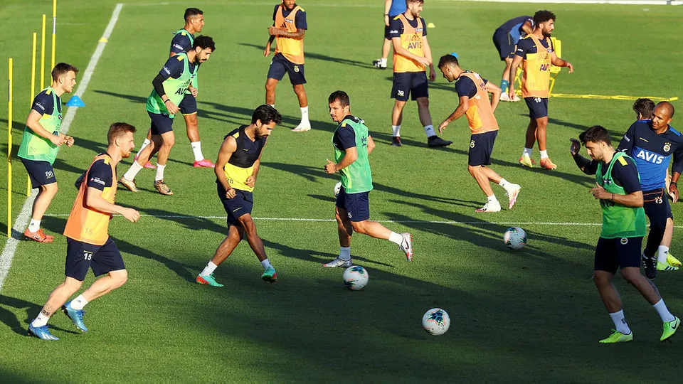 Fenerbahçe idmanında yumruklu kavga! Ortalık karıştı