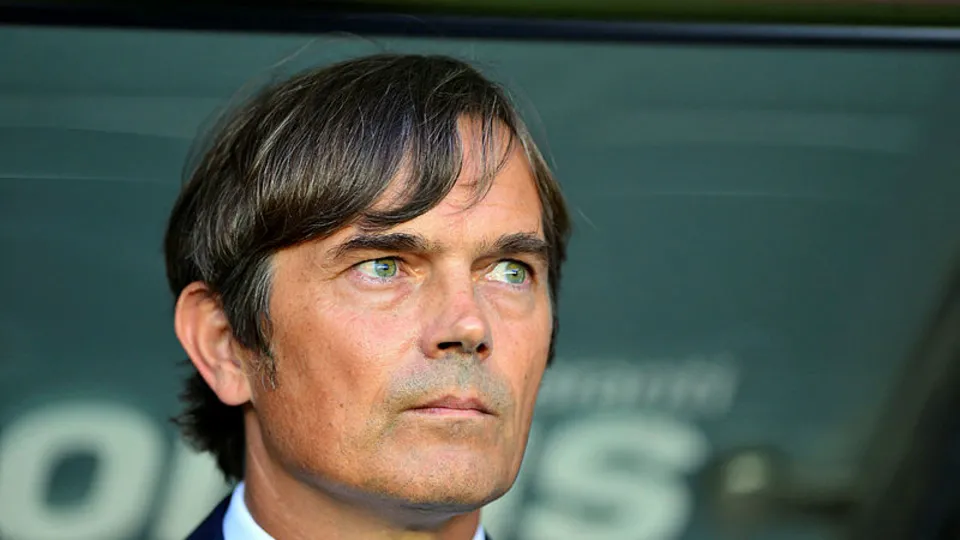 Fenerbahçe'de Phillip Cocu neşteri vuruyor