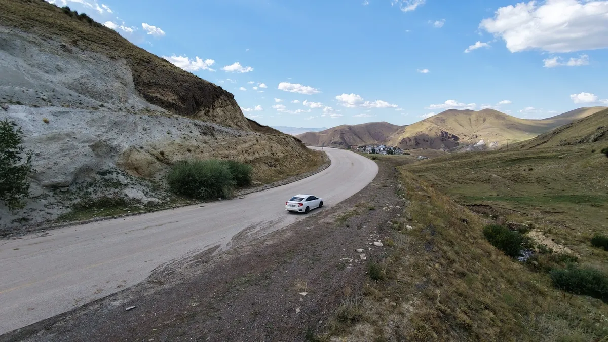 Erzurum'da gizemli yol! Araçlar vites boştayken yokuş yukarı çıkıyor, 60 kilometre hıza ulaşıyor