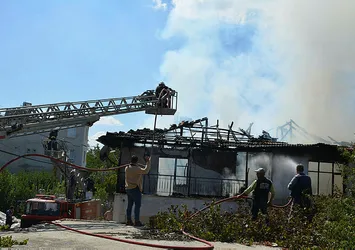Antalya'da çıkan yangında ev küle döndü