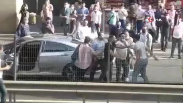 istanbulda-e-5te-suruculer-tekme-tokat-birbirine-girdi-kavga-ani-kamerada-1625125989667.jpg İstanbul'da E-5’te sürücüler tekme, tokat birbirine girdi! Kavga anı kamerada - 1