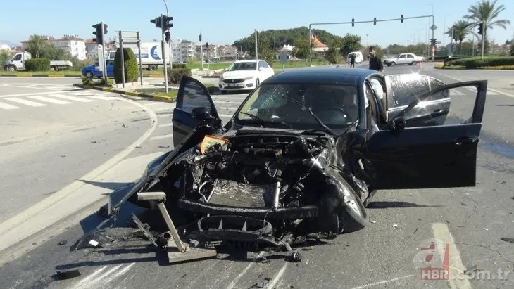 Antalya'da kamyon dehşeti! Otomobilin üzerinden geçti