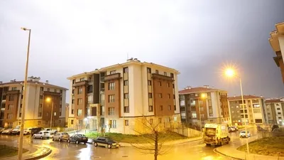 Elazığ’da şimşekler geceyi gündüze çevirdi