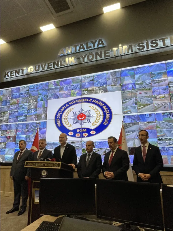 Halil Falyalı’nın örgütüne dev operasyon! Bakan Soylu kamera karşısına geçerek duyurdu: 136 kişinin mal varlıklarına el konuldu