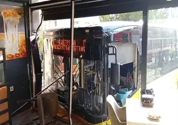 Üsküdar'da İETT otobüsü börekçi dükkanına girdi: 4 yaralı