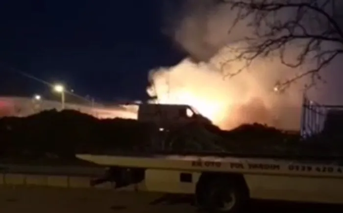 edirnede-alev-alev-yanan-aractan-geriye-demir-yigini-kaldi-1645422806598.jpg Edirne’de alev alev yanan araçtan geriye demir yığını kaldı - 1