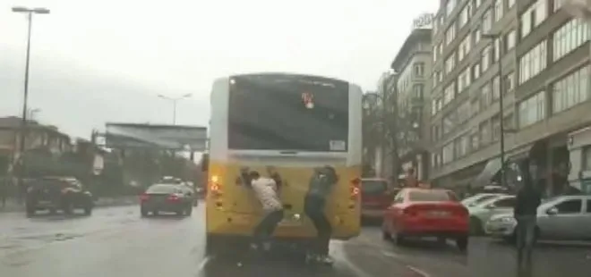 Yürekleri ağza getiren görüntüler! İETT otobüsüne tutunan patenli gençlerin tehlikeli yolculuğu