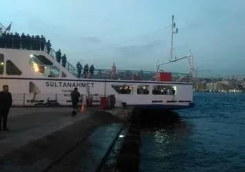 Eminönü'nde otomobil denize uçtu