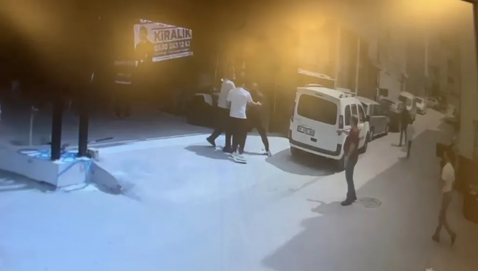 Bursa'da iki aile arasında çıkan kavga kameraya yansıdı: Bıçak ve darp sonucu yaralanan 6 kişi hastaneye kaldırıldı - 3