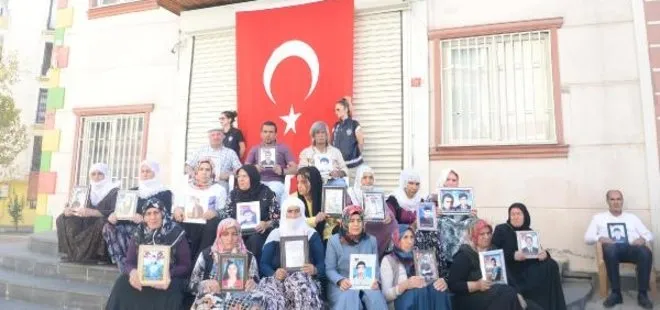 HDP önünde evlat nöbetindeki acılı anne: Burayı terk etmeyeceğiz