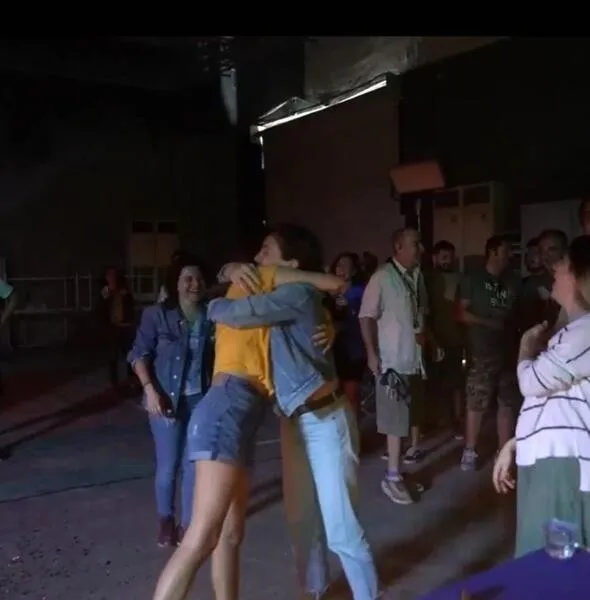 Gupse Özay’a film setinde büyük sürpriz! Ne yapacağını şaşırdı