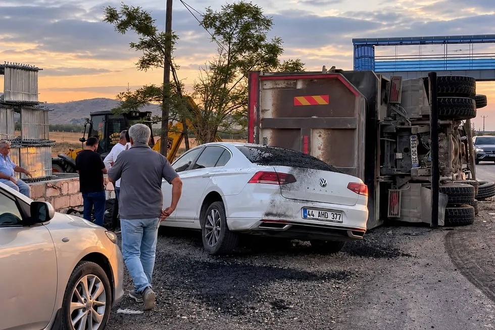 1789491985059.jpg Malatya’da feci kaza: Kamyonun çarptığı işçi ağır yaralandı - 1