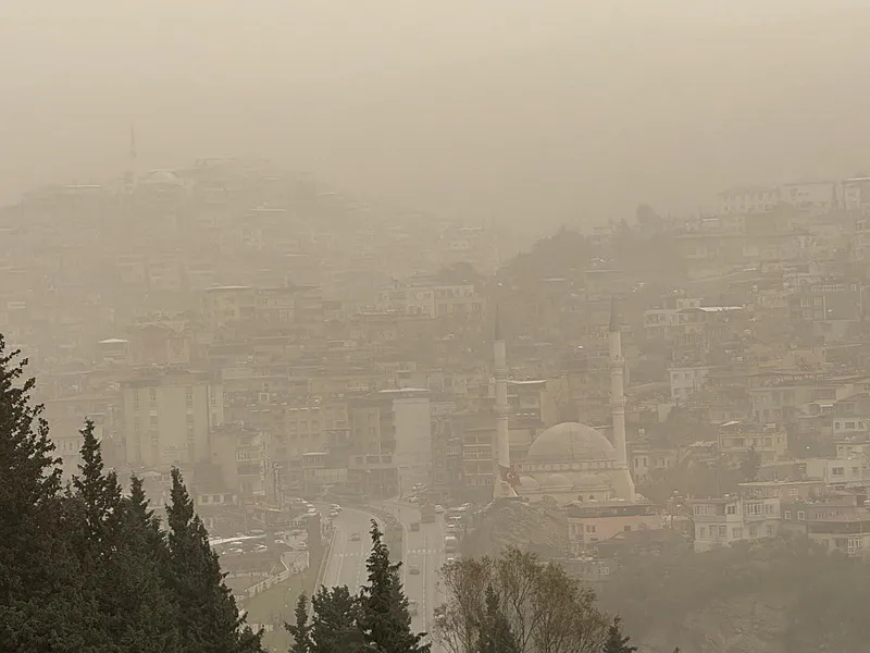 1787984570576.jpeg Doğu Anadolu’nun güneydoğusu ile Güneydoğu Anadolu’da beklenen toz taşınımı görüş mesafesini ve hava kalitesini düşürebilir.