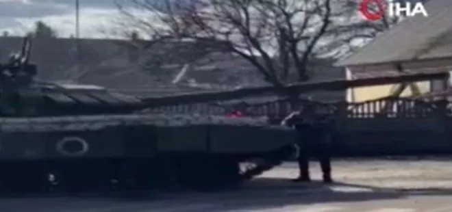 Ukraynalılar Rus tankların önüne çıktı! Elleriyle ittiler tankın önüne oturup geçişi engellemeye çalıştılar