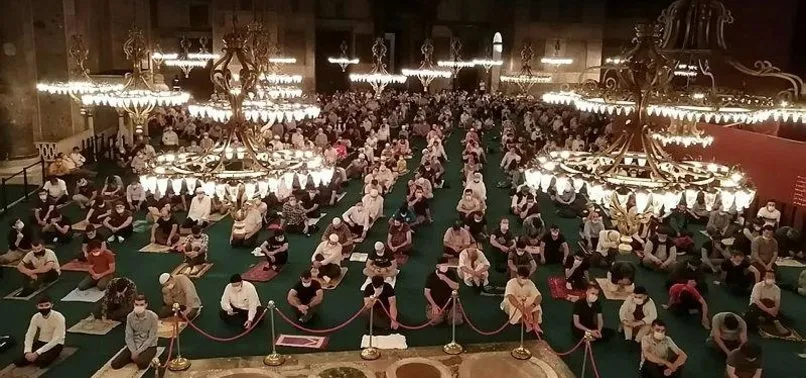 Ayasofya-i Kebir Cami-i Şerifi'nde sabah namazı yoğun katılımla kılındı
