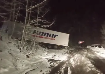 Ardahan-Artvin karayolunda kayan tır yolu kapattı